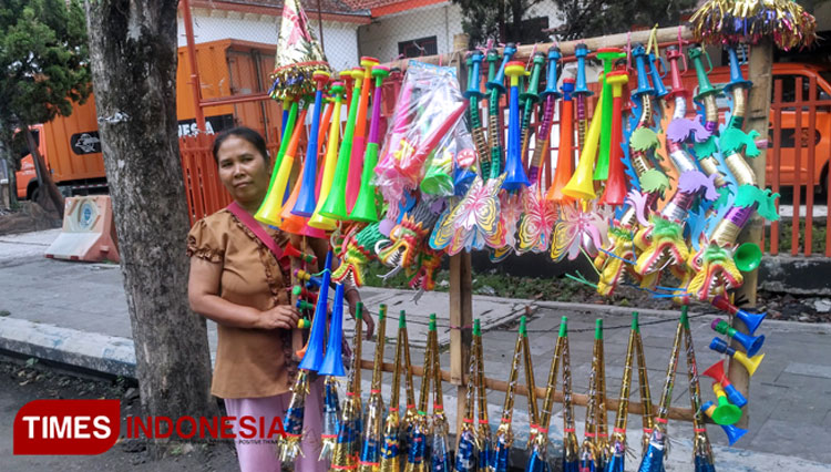 Pedagang terompet jelang Natal dan Tahun Baru. (FOTO: Dok. Times Indonesia)
