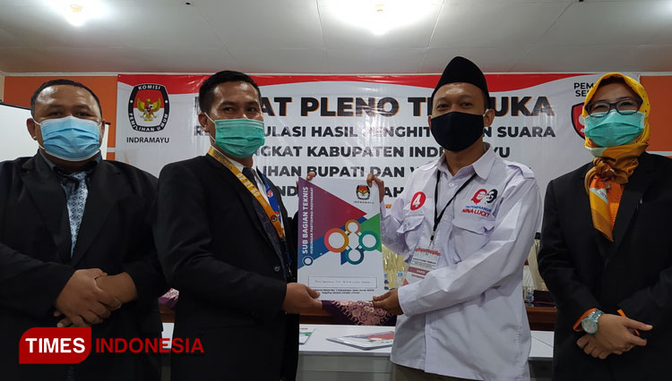 Penyerahan berita acara hasil rekapitulasi Pilkada Indramayu dari KPU Kabupaten Indramayu kepada saksi tim Paslon 04, beberapa waktu lalu.(Foto: Muhamad Jupri/TIMES Indonesia)