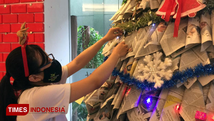 Pohon natal unik dari koran bekas di Zest Hotel Jemursari Surabaya, Jumat (18/12/2020). (Foto: Lely Yuana/TIMES Indonesia)