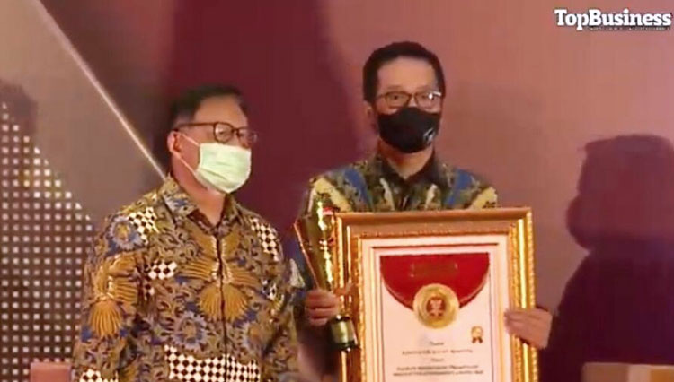 Bupati Pulau Morotai Benny Laos, saat menerima Penganugrahan Innovative Government Award 2020 dari Kemendagri RI di Jakarta. (Foto: Semuel Samson for TIMES Indonesia)