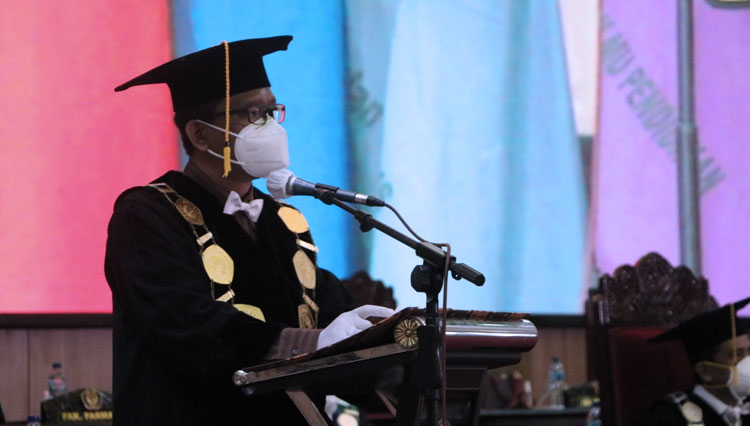 Rektor Universitas Jember Iwan Taruna bermasker saat berpidato dalam prosesi wisuda Universitas Jember, Sabtu (19/12/2020). (Foto: Humas Unej for TIMES Indonesia)