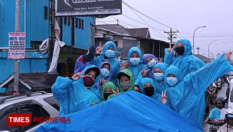 PMR SMA Negeri 1 Batur saat menyerahkan bantuan korban bencana alam Suwidak dan Bantar Kecamatan Wanayasa. (FOTO: Humas SMA 1 Batur for TIMES Indonesia)