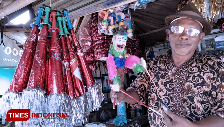 Pengerajin terompet jelang malam tahun baru 2020. (Foto: Dok. Times Indonesia)