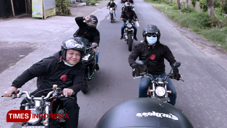 Anggota DPR RI Sonny T Danaparamita mengikuti kegiatan safari menunggangi motor. (FOTO: Sonny T Danaparamita for TIMES Indonesia)