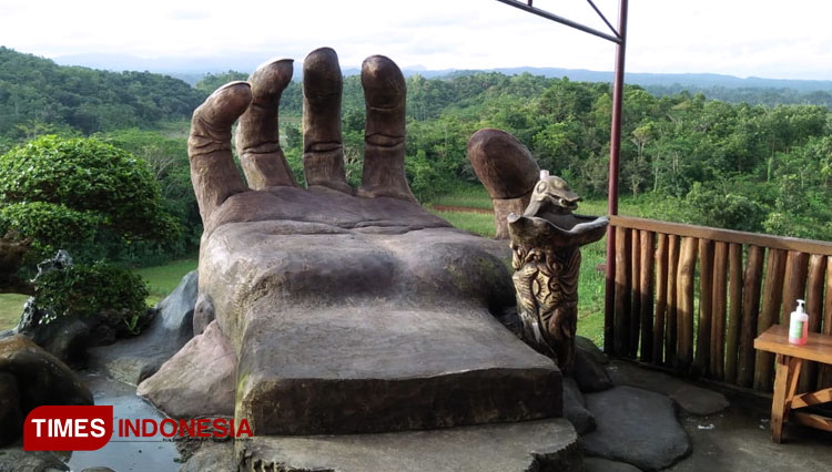 A giant hand, one of spot to explore for selfie at Damai Indah Hill. (Photo: Rizal/TIMES Indonesia)