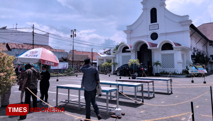Suasana di depan Gereja Santo Yosef, Kota Cirebon (Foto: Ayu Lestari/TIMES Indonesia)
