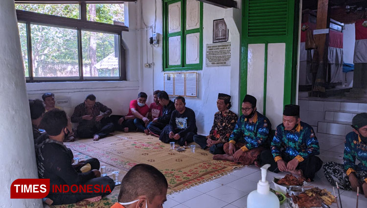 Suasana doa bersama di makam Eyang Ronggo Prawirodirdjo III dan istrinya di Gunung Bancak Magetan oleh Lesbumi NU Kota Madiun dan HvM. (Foto: M Kilat/TIMES Indonesia)