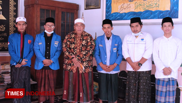Ketua Tanfidziah PCNU Kabupaten Bondowoso saat menerima ketua terpilih PC PMII Bondowoso bersama jajaran, di Pondok Pesantren Darul Falah Cermee. (FOTO: Moh Bahri/TIMES Indonesia)