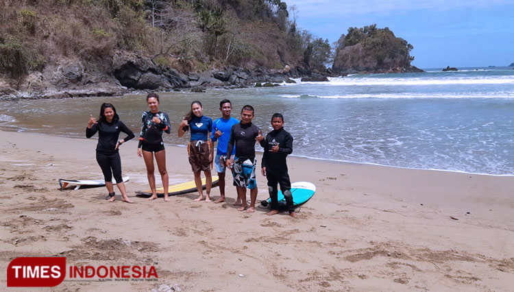 Mukhlis poses along with several tourists from Germany who spend their holidays at Purwodadi Tourism Village. (Photo: Mukhlis for TIMES Indonesia)