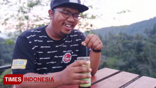 Seorang pelanggan sedang menikmati kopi di Senjakala Kopi. (Sukri/TIMES Indonesia Priangan Timur)