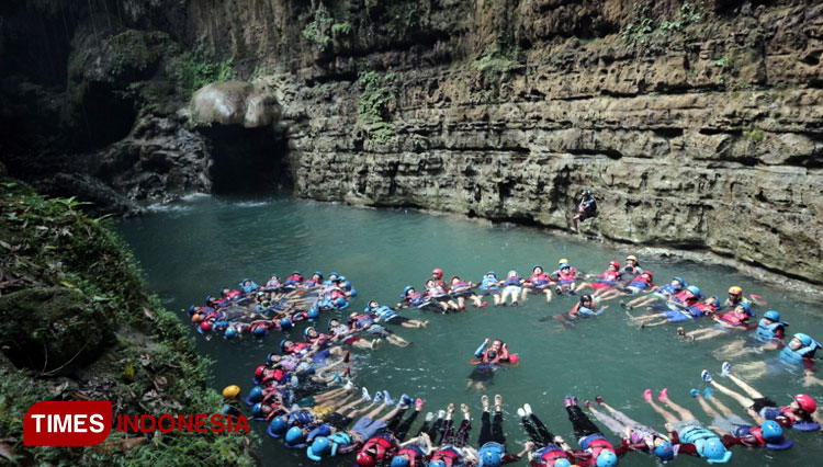 Wisatawan sedang melakukan bodyrafting di Batu Payung Green Canyon (Foto: Dinar/Times Indonesia)