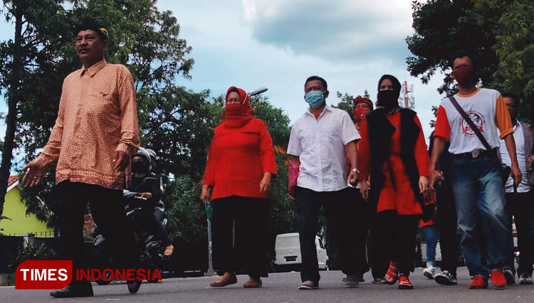 Jafarudin mengenakan kemeja putih polos berjalan kaki dengan anggotanya di J-Center menuju DPC PDI perjuangan Kota Cirebon (Foto: Ayu Lestari/TIMES Indonesia)