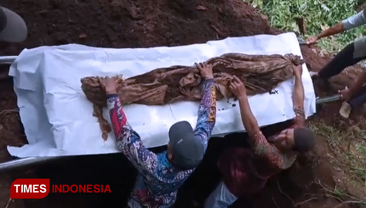 Kondisi jasad Mbah Soewardi yang masih utuh saat diangkat dari liang lahat. (Foto: Rizki Alfian/TIMES Indonesia)