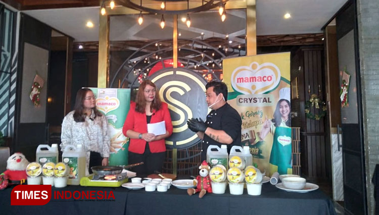 Mamaco saat menggelar live cooking di The Sosialte Bistro & Lounge dan live di Instagram @mamaco.id, Senin (21/12/2020). (Foto: Khusnul Hasana/TIMES Indonesia)