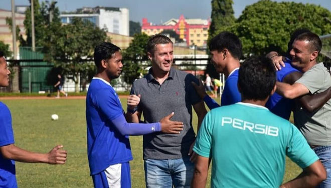 Pelatih Persib Bandung, Miljan Radovic saat memimpin latihan bersama di lapangan (foto: Instagram/Miljan Radovic)