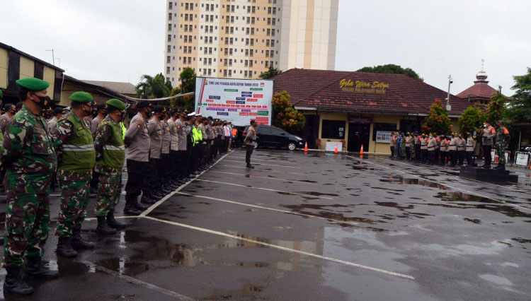 Kapolres Metro Depok, Kombes Pol Azis Andriansyah memimpin Apel Gelar Pasukan Operasi Lilin Jaya untuk Perayaan Natal dan Tahun Baru 2021, di Lapangan Mapolrestro Depok, Senin (21/12). (Foto: Diskominfo Kota Depok) 