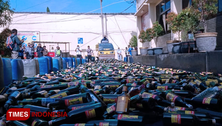 Polresta Cirebon Musnahkan 11 Ribu Botol Miras Times Indonesia 