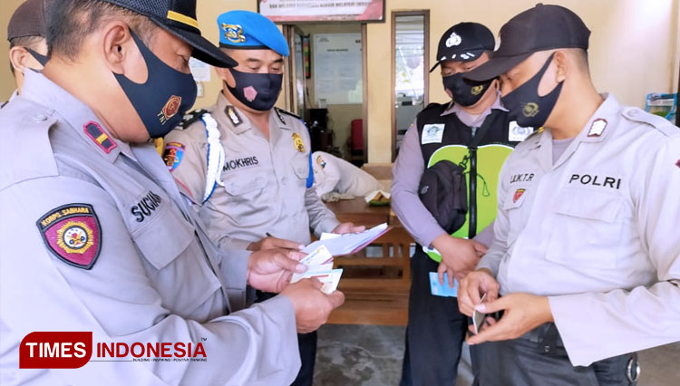 Wakapolsek Siman saat memeriksa kelengkapan diri anggotanya. (FOTO: Humas polsek/TIMES Indonesia)