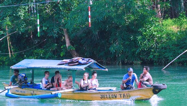 Wisatawan cukang taneuh sedang menaiki perahu (FOTO: dok. Akun Green Canyon @cukangtaneuh90)