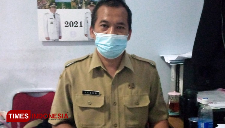 Kabid Bina Marga DPU PR Banjarnegara, M Arqom Al Fahmi dan sejumlah jalan ambles di ruas utama jalur Pagentan (Foto: Muchlas Hamidi/TIMES Indonesia)