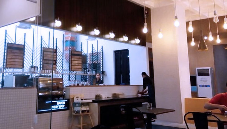 Labore Coffee and Eatery tetap memberi pelayanan dengan protokol Covid-19 yang ketat selama masa pandemi. (FOTO: Malangculinary.com)