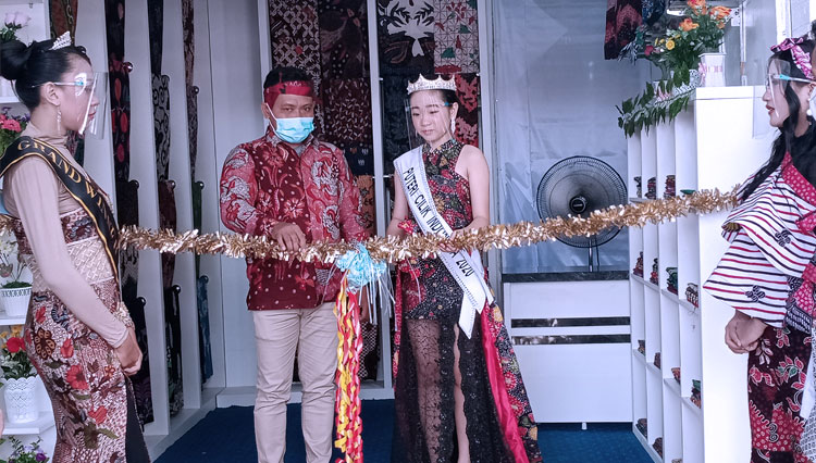 Launching Istana Kade, ditandai dengan pengguntingan pita oleh Angelique Janavievie Putri Cilik Indonesia 2020. (Foto: Akhmad Syafi'i/TIMES Indonesia)