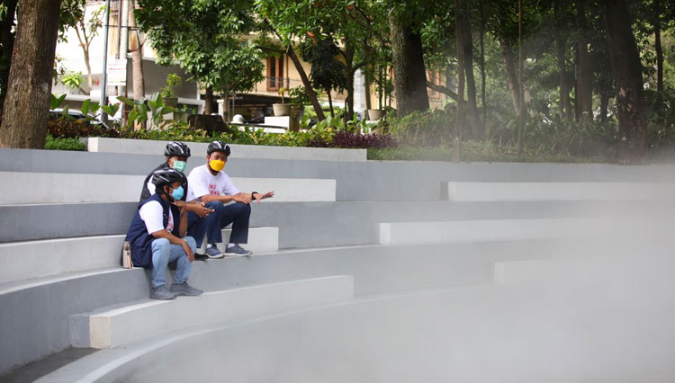 Wali Kota Bandung Oded M Danial, usai peresmian kolam kabut di Taman Puspa Kandaga, Jalan Citarum, Selasa, (22/12/20). (FOTO: Humas Pemkot Bandung)