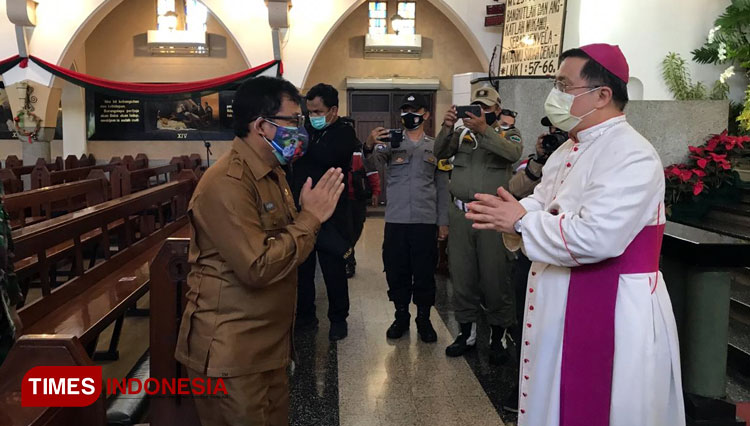Wali Kota Malang Sutiaji yang disambut oleh Romo Gereja Katedral Ijen