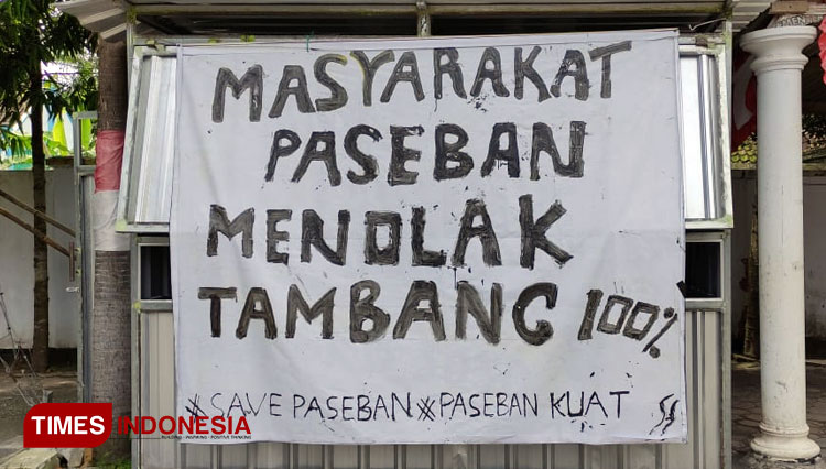 Spanduk berisi penolakan masyarakat Paseban terhadap pertambangan pasir besi dipasang di bekas bangunan pos milik PT Agtika Dwisejahtera. (Foto: Edina Nanda Suprayogi/TIMES Indonesia)