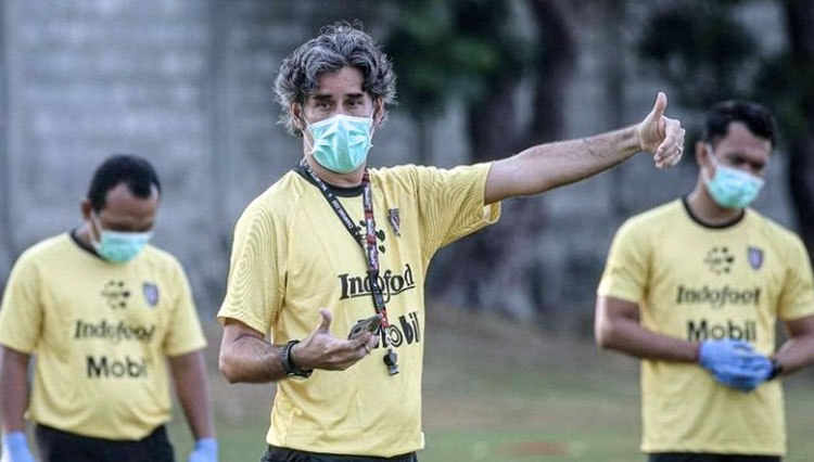 Coach Teco saat memimpin latihan bersama klub Bali United FC. (foto: Instagram/Teco Cugurra)