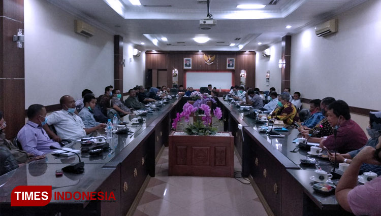 Suasana rapat pelaku pertambangan dengan anggota DPRD Jember, Rabu (23/12/2020). (FOTO: Rizal Kurniawan/TIMES Indonesia)