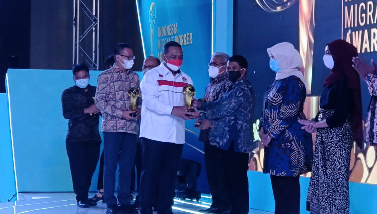 Disnaker Ponorogo terima IMWA dari Kemenaker RI. (Foto: Disnaker/TIMES Indonesia)