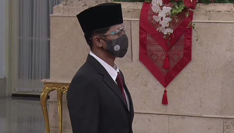Edward Omar Sharif Hiariej saat dilantik menjadi Wakil Menteri Hukum dan HAM RI. (Foto: Tangkapan layar youtube Sekretariat Presiden)