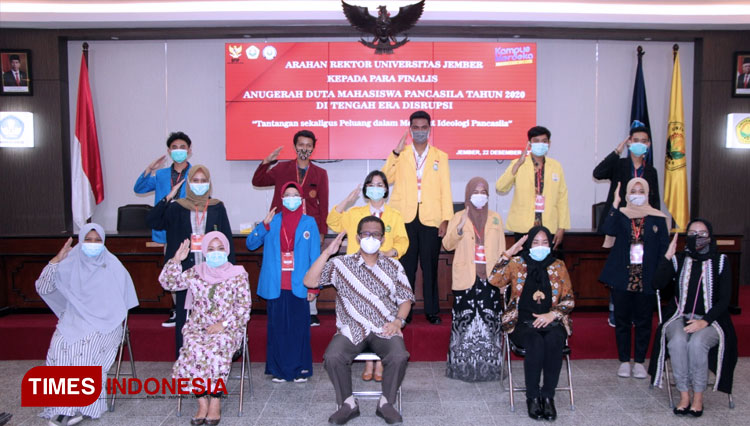 Finalis Anugerah Duta Mahasiswa Pancasila 2020 berfoto bersama Rektor Unej. (FOTO: Humas Unej for TIMES Indonesia)