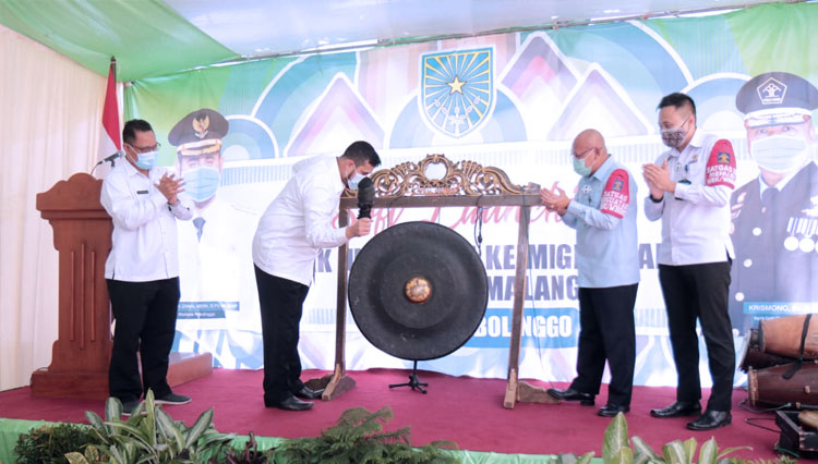 Wali Kota Probolinggo, Habib Hadi Zainal Abidin memukul gong sebagai tanda diresmikannya UKK di Kota Probolinggo (FOTO: Agus/Dikominfo)
