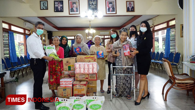 Penyerahan bantuan dari Accor Hotels East Java untuk Panti Werdha, Surabaya. (FOTO: Dok. Accor Hotel for Times Indonesia)