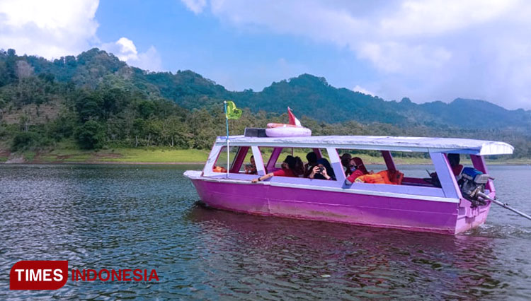 Wisata di Waduk Selorejo Malang, Tawarkan Nuansa Alam Berlatar Gunung dan Danau