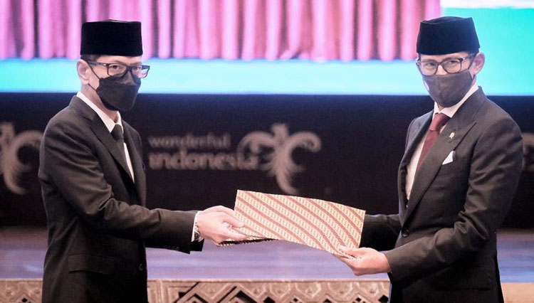 Sertijab Menteri Pariwisata dan Ekonomi Kreatif dari Wishnutama Kusubandio (kanan) kepada Sandiaga Salahuddin Uno, Rabu (23/12/2020). (FOTO: Kemenparekraf RI)