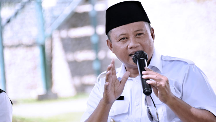 Wagub Jabar Uu Ruzhanul Ulum saat penyerahan penghargaan kepada 5 Besar Juara (FOTO: Humas Jabar)