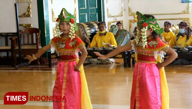 Tari tradisional tari ronggeng pesisir (Foto: Dede Sofiyah/Times Indonesia)