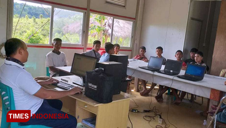 Para siswa-siswi saat mengikuti pelatihan dasar komputer yang di gelar CSR PT PAL-WWP Kabupaten Sumba Barat Daya (SBD) NTT(FOTO: Habibudin/TIMES Indonesia)