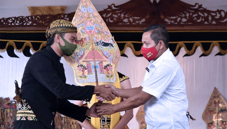 Penyerahan Gunungan kepada dalang Milenial Ki Andi Bayu pada Ruwat Lawang. (FOTO: Disparbud Kabupaten Malang)