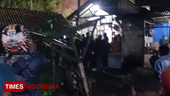 Dua rumah di Jalan Pasir Ipis RT02/RW17, Kampung Lebak Cihideung, Desa Jayagiri, Kecamatan Lembang, Kabupaten Bandung Barat (KBB) tertimbun longsor, Kamis (24/12/20) malam. (Foto: Iwa/TIMES Indonesia)