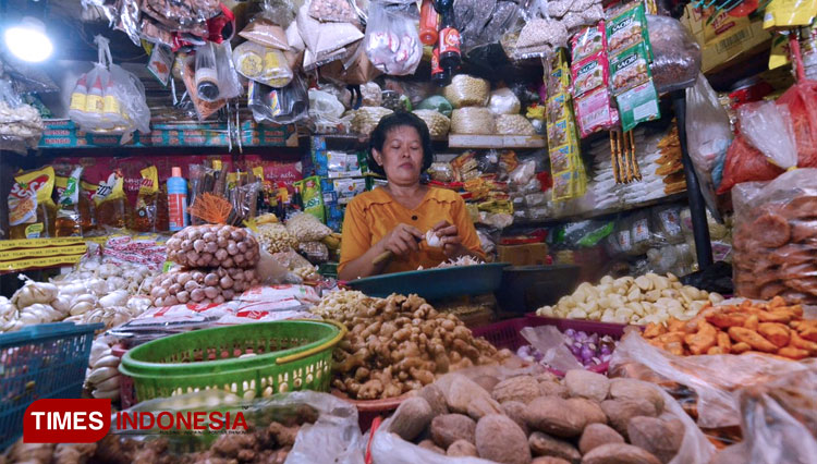 Foto : Umi, salah satu pedagang kebutuhan pokok di Pasar Wonokromo, Surabaya, Kamis (24/12/2020). (FOTO: Lely Yuana/TIMES Indonesia)