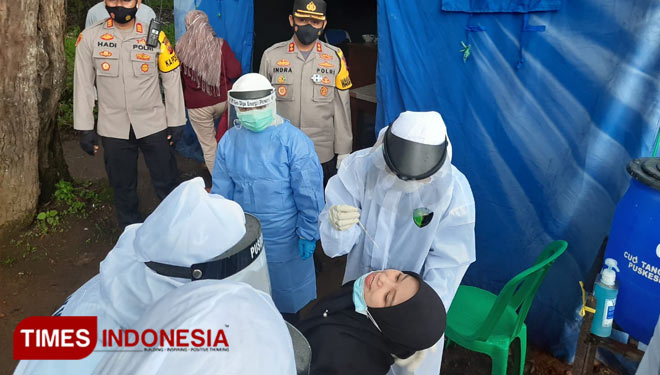 Polresta Bandung menggelar Rapid Test Antigen bagi para calon wisatawan yang hendak menuju sejumlah objek wisata di kawasan Ciwidey dan Rancabali, Kab Bandung, Kamis (24/12/20).(Foto: Humas Polresta for TIMES Indonesia)