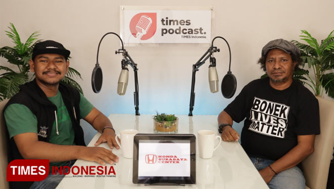 Toni Rupilu (kanan) pengamat sepak bola berbincang dalam Times Podcast. (FOTO: Dok. TIMES Indonesia)