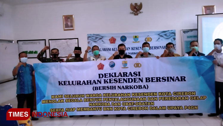 Foto bersama dengan memegang spanduk Bersinar di Kelurahan Kesenden, Kota Cirebon (FOTO: Ayu Lestari/ TIMES Indonesia)