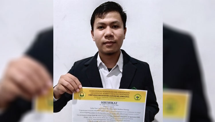 Indra Nur Cahyo memegang sertifikat juara 3 Lomba esai yang diadakan oleh Universitas Jember. (Foto: Dok. Indra Nur Cahyo For TIMES Indonesia)