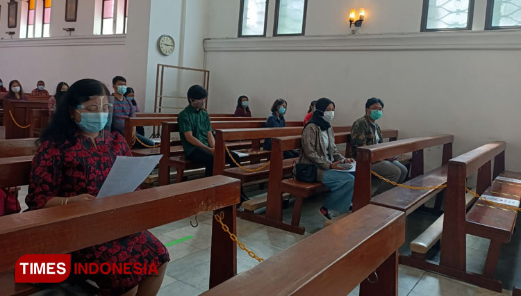 Sejumlah anggota Pelita dan Astafih saat ibadah di Gereja St Yusuf (Foto: Ayu Lestari/TIMES Indonesia)