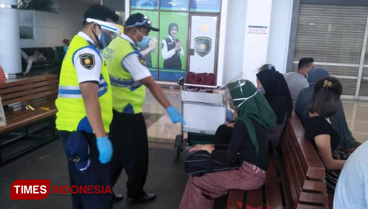 Penumpang pesawat di Bandara Juanda v